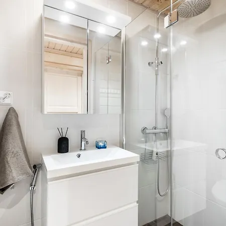 Bear Den By Hilla לוי